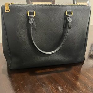 Prada saffiano large bag in black
